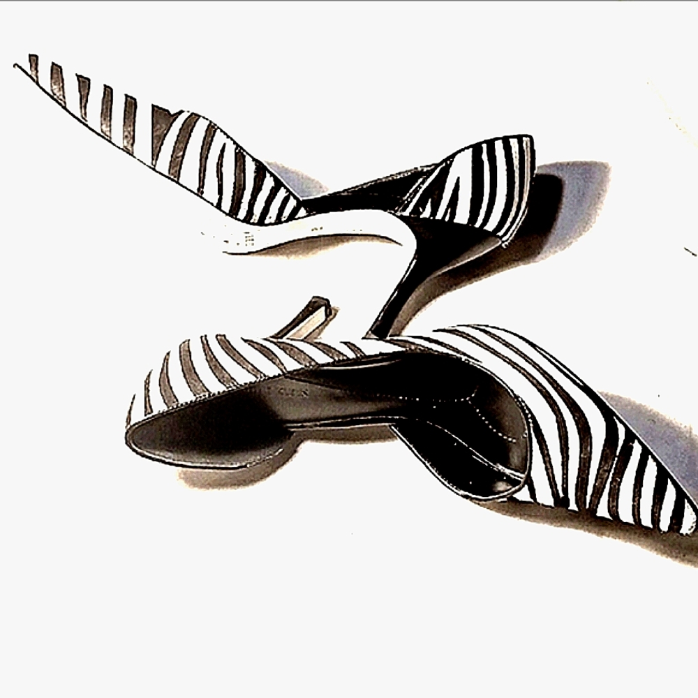 ANNE KLEIN ZEBRA FUR PUMP. SIZE 9M.